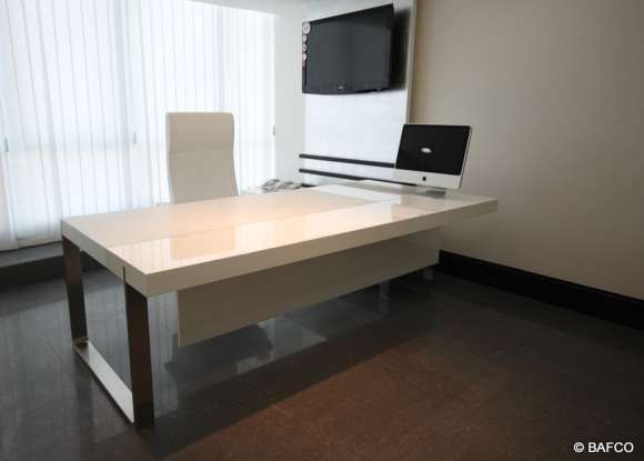 Touring Desk In White Piano Lacquer