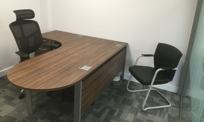 Qore Corner Desk with Meeting Facility