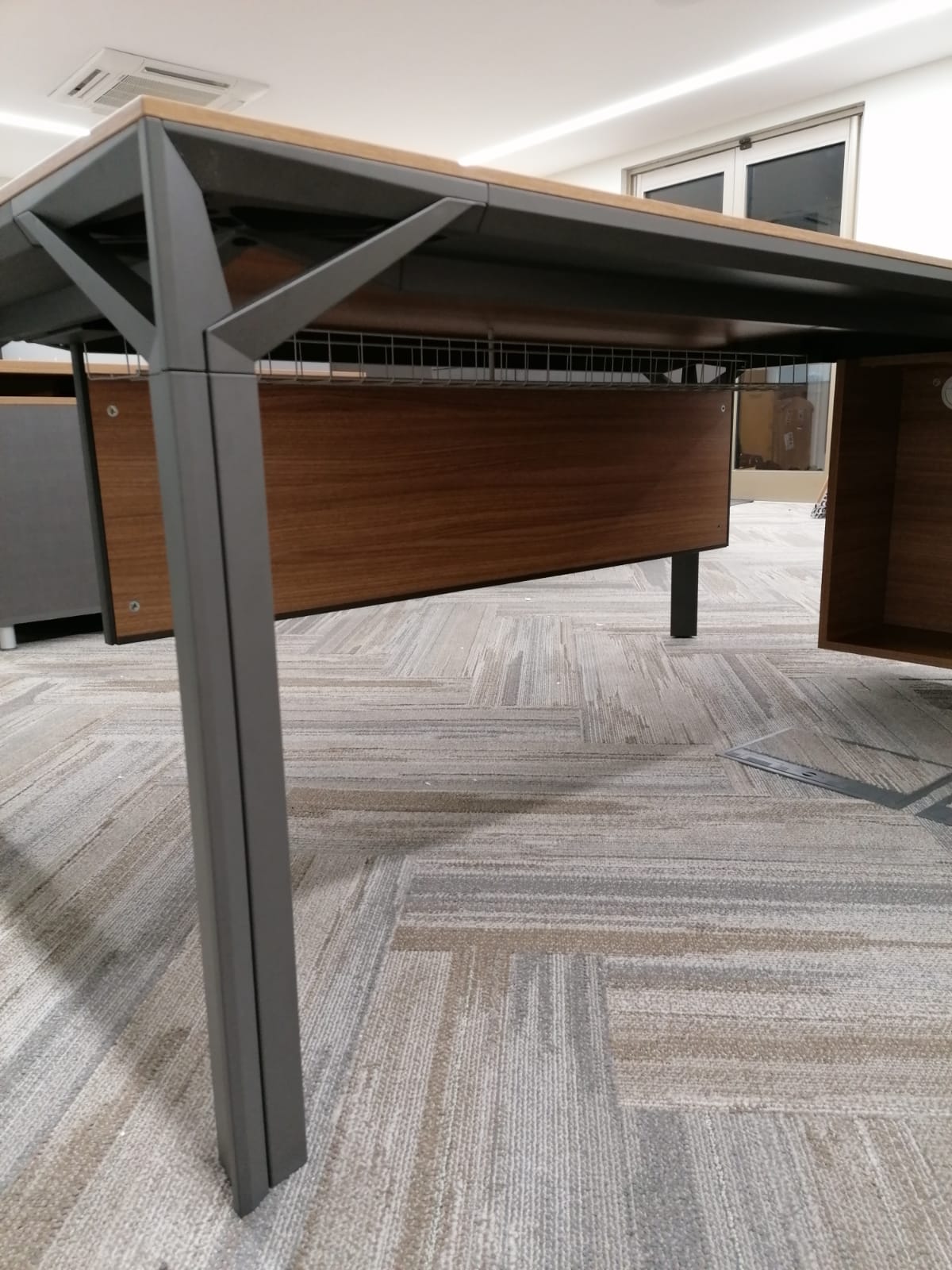 X8 Desk Leg Detail